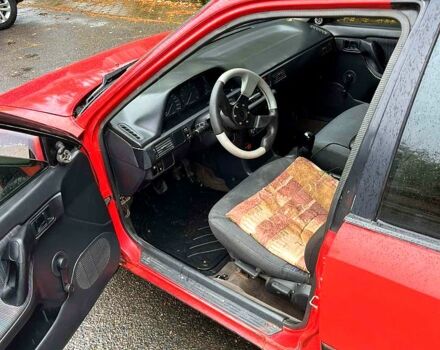 Красный Мазда 323, объемом двигателя 1.6 л и пробегом 240 тыс. км за 1200 $, фото 4 на Automoto.ua