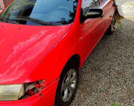 Красный Мазда 323, объемом двигателя 1.6 л и пробегом 200 тыс. км за 1500 $, фото 1 на Automoto.ua