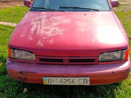 Красный Мазда 323, объемом двигателя 2 л и пробегом 111 тыс. км за 500 $, фото 1 на Automoto.ua