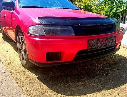 Червоний Мазда 323, об'ємом двигуна 1.8 л та пробігом 300 тис. км за 2300 $, фото 1 на Automoto.ua