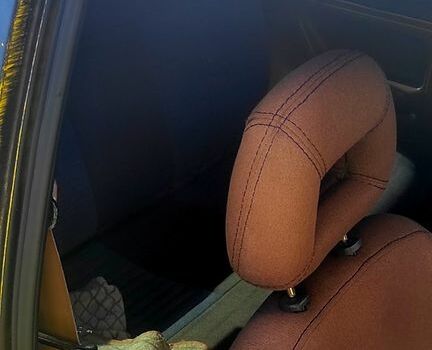 Желтый Мазда 323, объемом двигателя 13 л и пробегом 300 тыс. км за 350 $, фото 3 на Automoto.ua