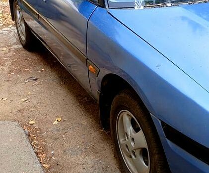 Синий Мазда 323, объемом двигателя 1.6 л и пробегом 220 тыс. км за 800 $, фото 1 на Automoto.ua