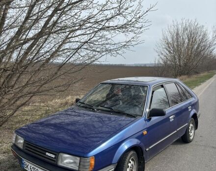 Синий Мазда 323, объемом двигателя 1.6 л и пробегом 300 тыс. км за 600 $, фото 1 на Automoto.ua