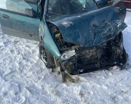 Зеленый Мазда 323, объемом двигателя 1.5 л и пробегом 280 тыс. км за 400 $, фото 1 на Automoto.ua