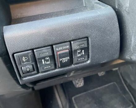 Черный Мазда 5, объемом двигателя 2 л и пробегом 325 тыс. км за 6200 $, фото 3 на Automoto.ua