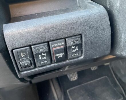 Черный Мазда 5, объемом двигателя 2 л и пробегом 325 тыс. км за 6200 $, фото 4 на Automoto.ua