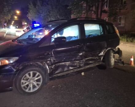 Фіолетовий Мазда 5, об'ємом двигуна 2 л та пробігом 180 тис. км за 2200 $, фото 1 на Automoto.ua