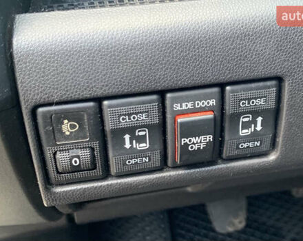 Зелений Мазда 5, об'ємом двигуна 2 л та пробігом 295 тис. км за 6400 $, фото 9 на Automoto.ua