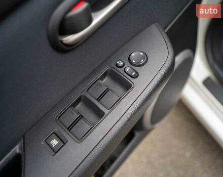 Білий Мазда 6, об'ємом двигуна 2 л та пробігом 197 тис. км за 7999 $, фото 16 на Automoto.ua