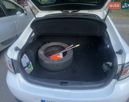 Белый Мазда 6, объемом двигателя 2.18 л и пробегом 245 тыс. км за 6666 $, фото 15 на Automoto.ua