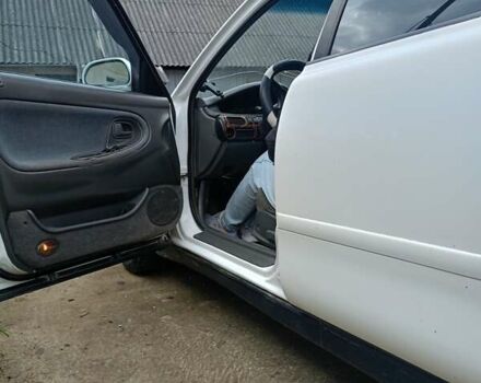 Белый Мазда 626, объемом двигателя 2.5 л и пробегом 330 тыс. км за 2300 $, фото 2 на Automoto.ua