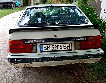 Белый Мазда 626, объемом двигателя 2 л и пробегом 250 тыс. км за 500 $, фото 1 на Automoto.ua