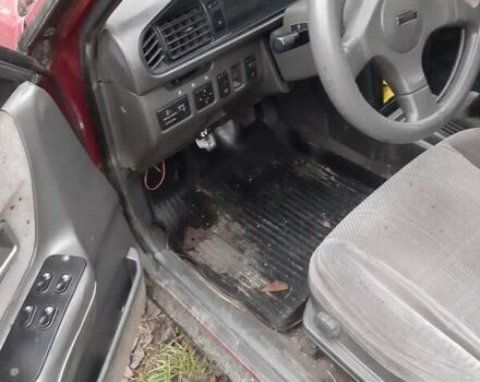 Красный Мазда 626, объемом двигателя 2 л и пробегом 225 тыс. км за 550 $, фото 4 на Automoto.ua