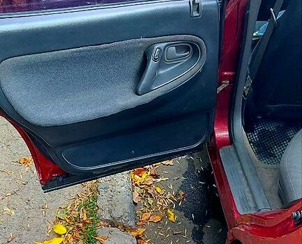 Красный Мазда 626, объемом двигателя 2 л и пробегом 320 тыс. км за 1500 $, фото 5 на Automoto.ua