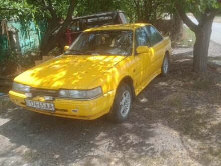 Желтый Мазда 626, объемом двигателя 2 л и пробегом 400 тыс. км за 895 $, фото 1 на Automoto.ua