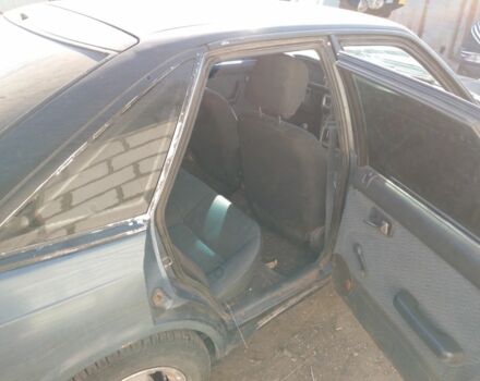 Синий Мазда 626, объемом двигателя 2 л и пробегом 800 тыс. км за 1100 $, фото 4 на Automoto.ua