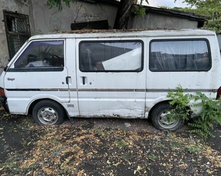 Белый Мазда Бонго, объемом двигателя 2 л и пробегом 300 тыс. км за 599 $, фото 2 на Automoto.ua