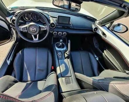 Белый Мазда МХ-5, объемом двигателя 2 л и пробегом 57 тыс. км за 14945 $, фото 6 на Automoto.ua