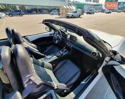 Белый Мазда МХ-5, объемом двигателя 2 л и пробегом 57 тыс. км за 14945 $, фото 4 на Automoto.ua