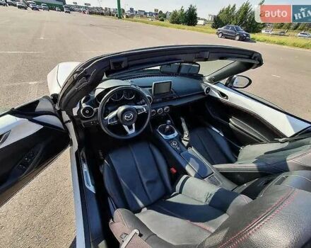 Белый Мазда МХ-5, объемом двигателя 2 л и пробегом 57 тыс. км за 14945 $, фото 7 на Automoto.ua
