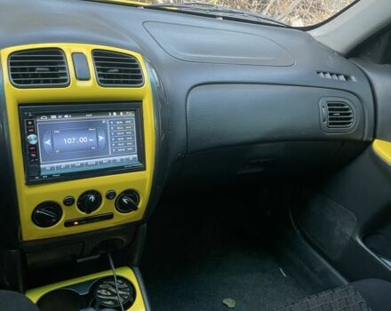 Желтый Мазда Протеж, объемом двигателя 2 л и пробегом 210 тыс. км за 3000 $, фото 2 на Automoto.ua