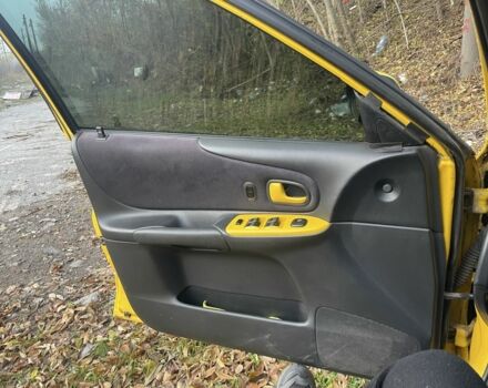 Желтый Мазда Протеж, объемом двигателя 2 л и пробегом 210 тыс. км за 3000 $, фото 4 на Automoto.ua