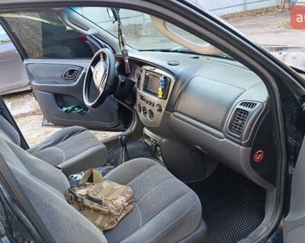 Чорний Мазда Трибьют, об'ємом двигуна 2 л та пробігом 267 тис. км за 4800 $, фото 4 на Automoto.ua