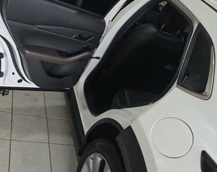 Белый Мазда CX-30, объемом двигателя 2 л и пробегом 51 тыс. км за 26000 $, фото 4 на Automoto.ua
