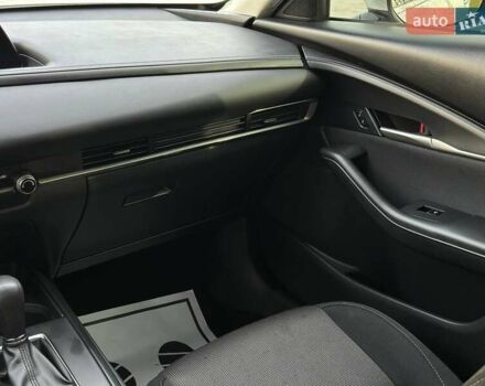 Белый Мазда CX-30, объемом двигателя 2.5 л и пробегом 134 тыс. км за 15500 $, фото 17 на Automoto.ua