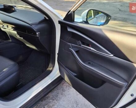 Белый Мазда CX-30, объемом двигателя 2.5 л и пробегом 106 тыс. км за 18800 $, фото 12 на Automoto.ua