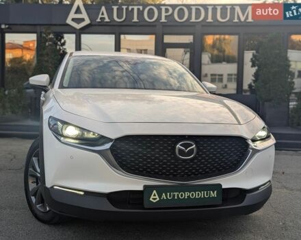 Белый Мазда CX-30, объемом двигателя 2 л и пробегом 102 тыс. км за 23500 $, фото 1 на Automoto.ua