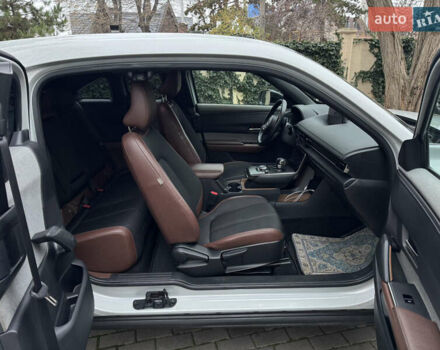 Белый Мазда MX-30, объемом двигателя 0 л и пробегом 52 тыс. км за 15000 $, фото 4 на Automoto.ua