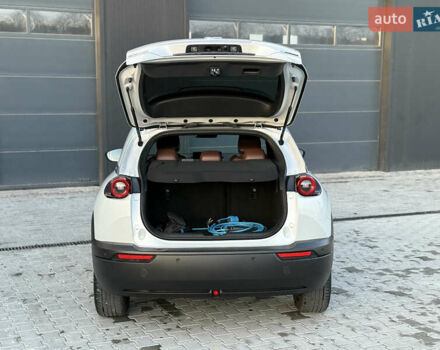 Белый Мазда MX-30, объемом двигателя 0 л и пробегом 87 тыс. км за 14400 $, фото 9 на Automoto.ua