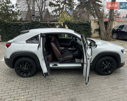 Белый Мазда MX-30, объемом двигателя 0 л и пробегом 52 тыс. км за 15000 $, фото 3 на Automoto.ua