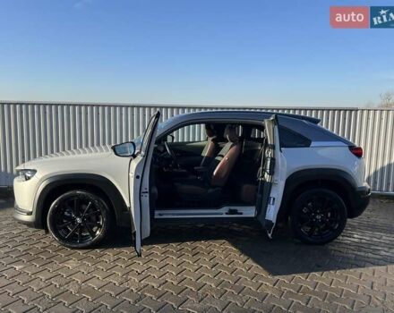 Белый Мазда MX-30, объемом двигателя 0 л и пробегом 26 тыс. км за 19000 $, фото 12 на Automoto.ua