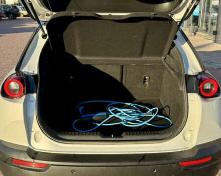 Белый Мазда MX-30, объемом двигателя 0 л и пробегом 139 тыс. км за 13750 $, фото 5 на Automoto.ua