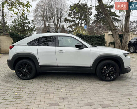 Белый Мазда MX-30, объемом двигателя 0 л и пробегом 52 тыс. км за 15000 $, фото 1 на Automoto.ua