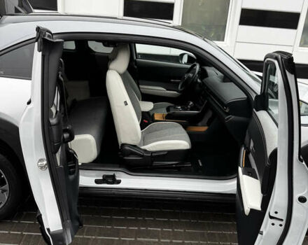 Белый Мазда MX-30, объемом двигателя 0 л и пробегом 50 тыс. км за 14500 $, фото 9 на Automoto.ua