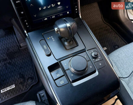 Белый Мазда MX-30, объемом двигателя 0 л и пробегом 64 тыс. км за 14000 $, фото 38 на Automoto.ua