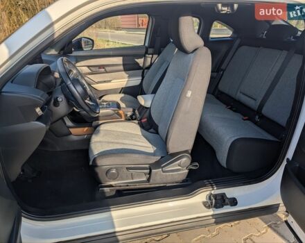 Белый Мазда MX-30, объемом двигателя 0 л и пробегом 105 тыс. км за 13800 $, фото 1 на Automoto.ua
