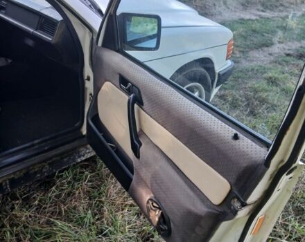 Белый Мерседес 190, объемом двигателя 2 л и пробегом 300 тыс. км за 850 $, фото 5 на Automoto.ua