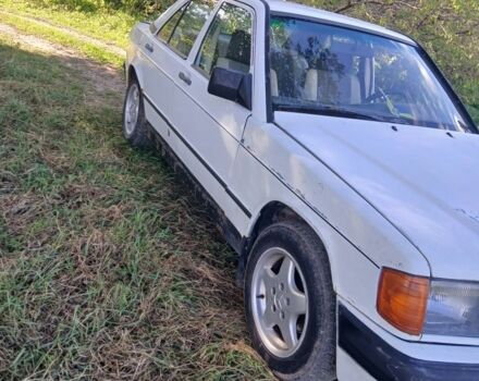 Белый Мерседес 190, объемом двигателя 2 л и пробегом 300 тыс. км за 850 $, фото 1 на Automoto.ua