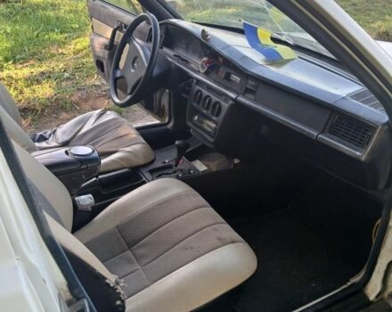 Белый Мерседес 190, объемом двигателя 2 л и пробегом 300 тыс. км за 850 $, фото 4 на Automoto.ua