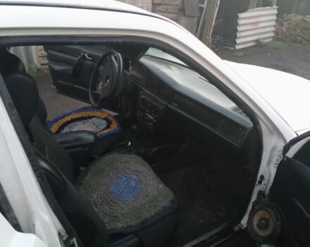 Белый Мерседес 190, объемом двигателя 2 л и пробегом 549 тыс. км за 1183 $, фото 2 на Automoto.ua