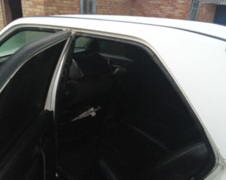 Белый Мерседес 190, объемом двигателя 2 л и пробегом 549 тыс. км за 1183 $, фото 3 на Automoto.ua