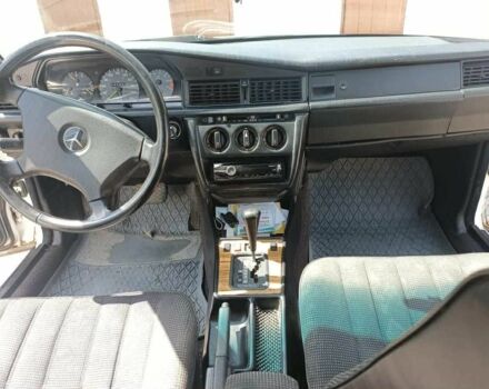 Белый Мерседес 190, объемом двигателя 2.3 л и пробегом 270 тыс. км за 2400 $, фото 15 на Automoto.ua
