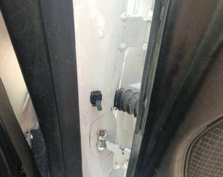 Белый Мерседес 190, объемом двигателя 2.3 л и пробегом 270 тыс. км за 2400 $, фото 12 на Automoto.ua
