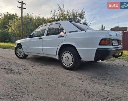 Белый Мерседес 190, объемом двигателя 2 л и пробегом 280 тыс. км за 2300 $, фото 1 на Automoto.ua