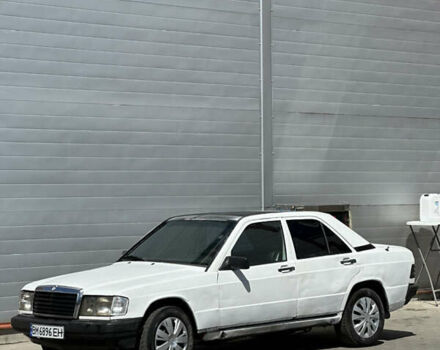 Белый Мерседес 190, объемом двигателя 2 л и пробегом 300 тыс. км за 1350 $, фото 1 на Automoto.ua