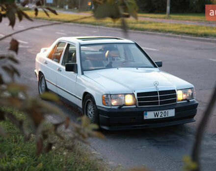 Белый Мерседес 190, объемом двигателя 2 л и пробегом 354 тыс. км за 5000 $, фото 1 на Automoto.ua